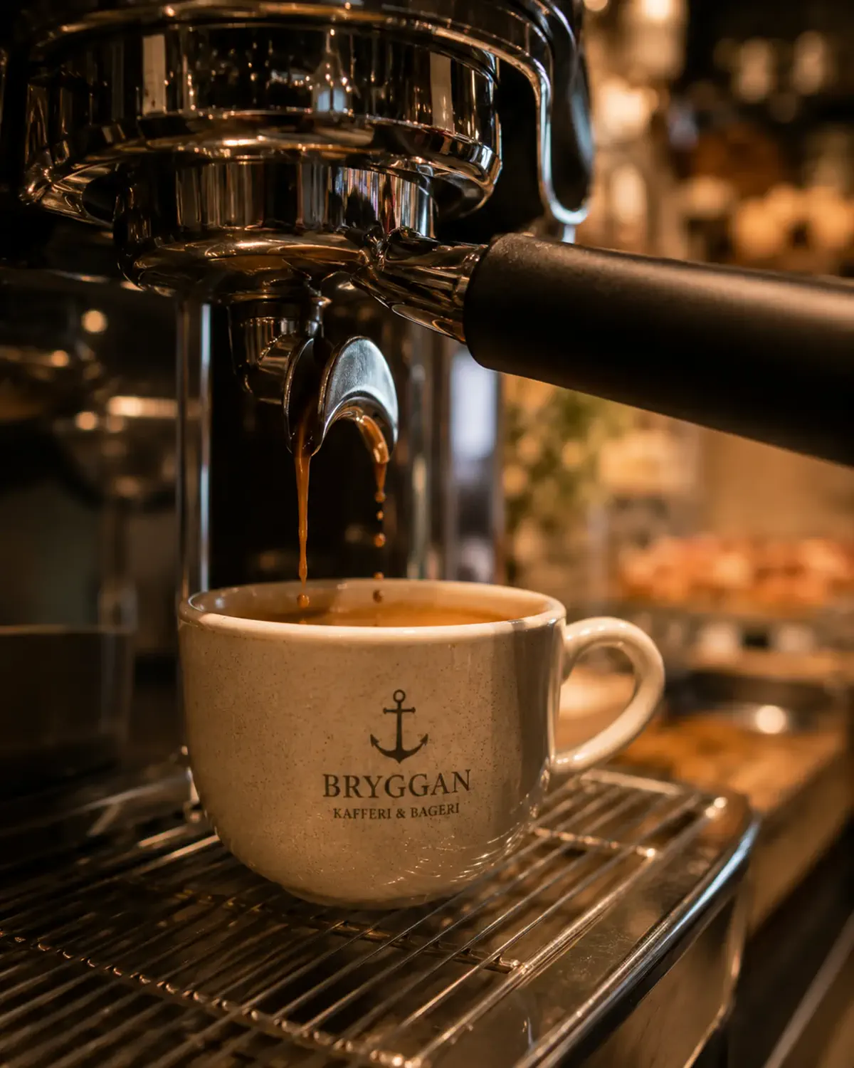Bryggkaffe som rinner ur maskinen