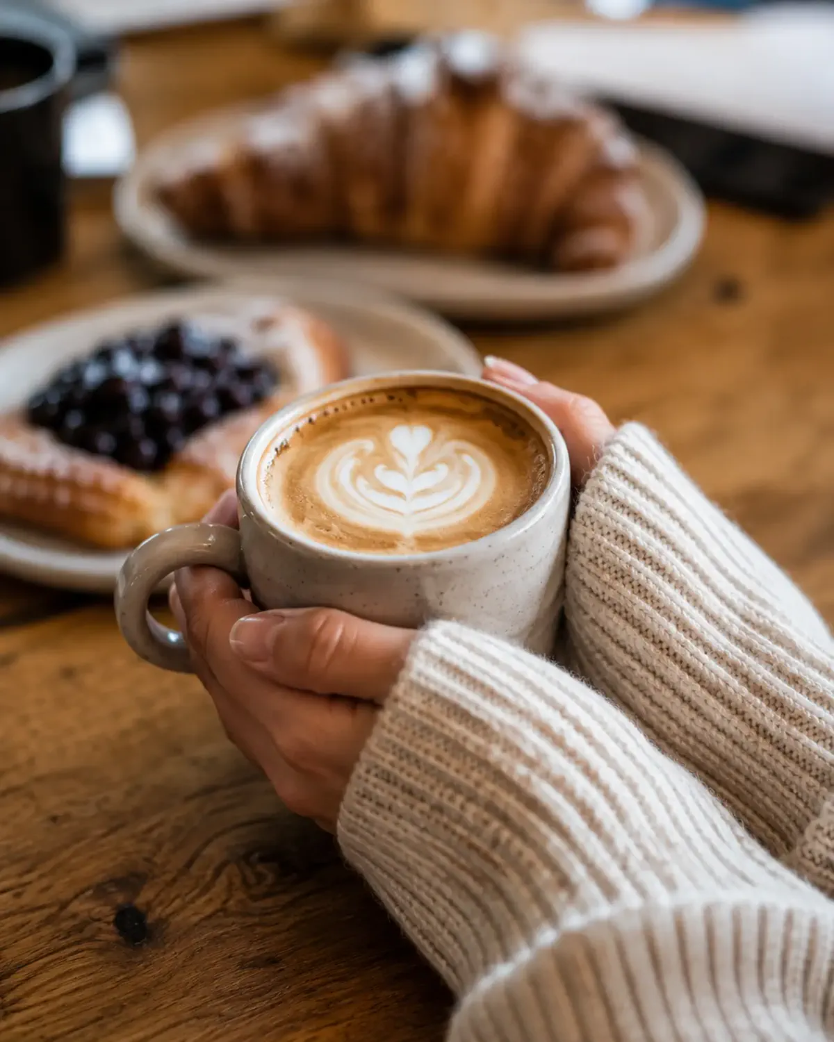 Händer runt en kaffekopp